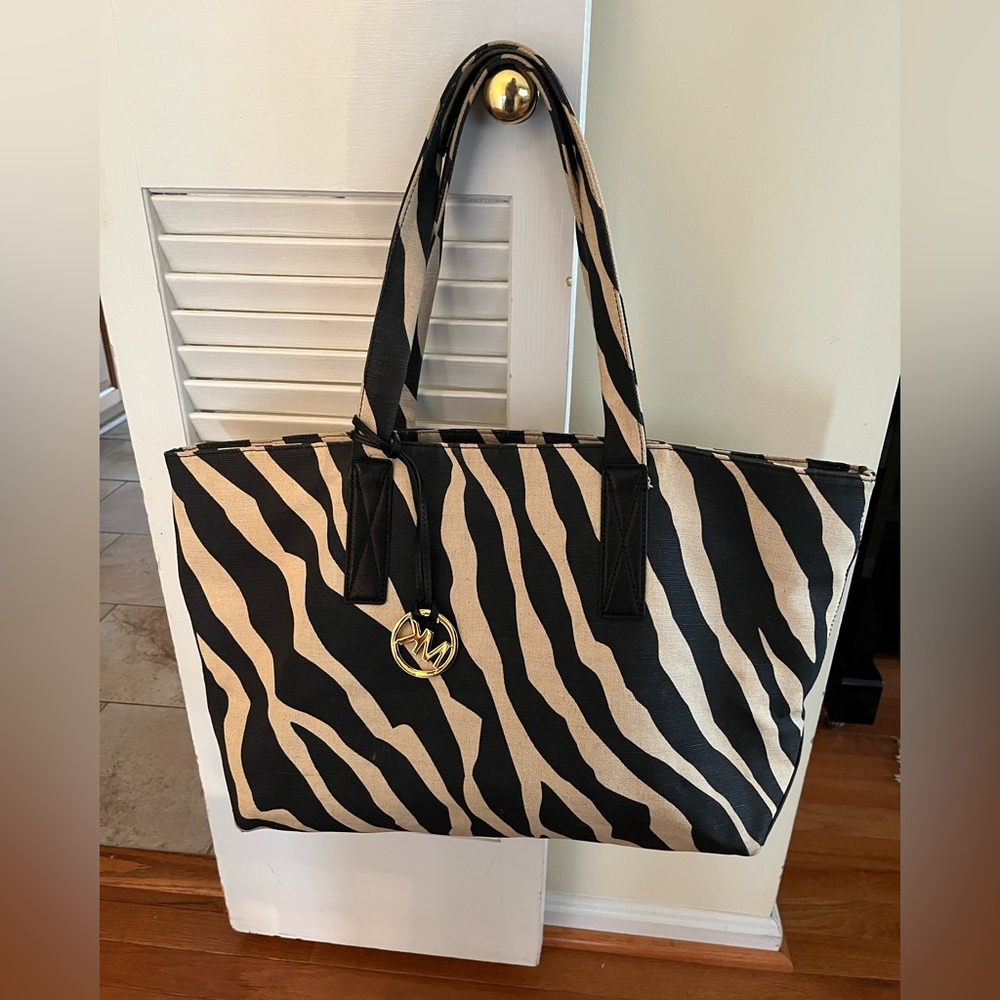 Michael Kors Black and Beige
Zebra X-large Tote With Leather Trim